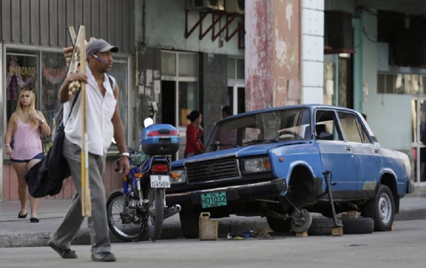 Un Lada roto en una calle de La Habana.