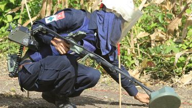Un experto camboyano quitando una mina en la provincia Pailin, cerca de la frontera con Tailandia, el 27 de noviembre del 2011.&nbsp;