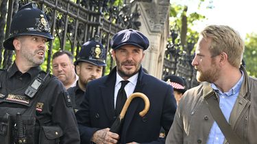 El exjugador de fútbol inglés David Beckham abandona Westminster Hall, en el Palacio de Westminster, en Londres, el 16 de septiembre de 2022, después de presentar sus respetos al ataúd de la reina Isabel II tal como se encuentra en estado.&nbsp;