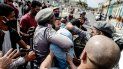 Un hombre es arrestado durante una manifestación contra el régimen cubano Miguel Díaz-Canel en La Habana, el 11 de julio de 2021. Un hombre es arrestado durante una manifestación contra el régimen cubano Miguel Díaz-Canel en La Habana, el 11 de julio de 2021.