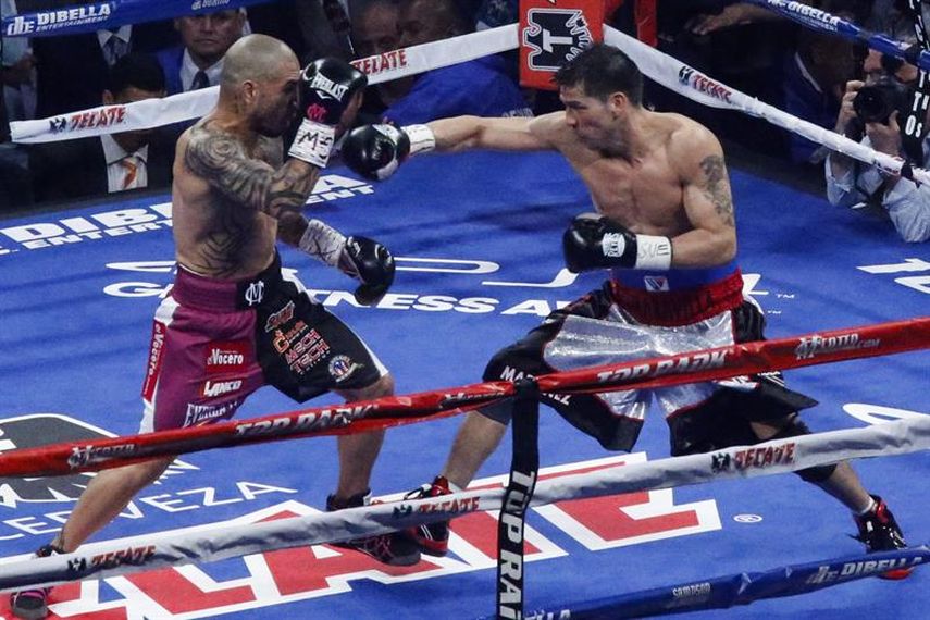 El argentino Sergio Maravilla Martínez (d) pelea con el puertorriqueño Miguel Cotto hoy, sábado 7 de junio de 2014, durante la disputa del campeonato del peso mediano del Consejo Mundial de Boxeo (CMB), en el Madison Square Garden de Nueva York. (EEU