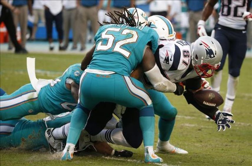 Tom Brady fue derribado al menos seis ocasiones. (EFE)