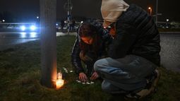 La gente enciende velas en una vigilia improvisada en Orebro, Suecia, el 4 de febrero de 2025, después de un tiroteo en el centro de educación para adultos Campus Risbergska, donde alrededor de 10 personas han sido asesinadas.&nbsp;