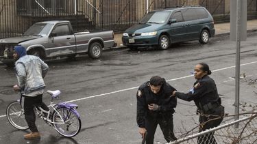 En esta imagen del 10 de diciembre de 2019, Marjorie Jordan, sargento de la polic&iacute;a de Jersey City, ayuda a su compa&ntilde;ero Raymond Sanchez a resguardarse despu&eacute;s de que fue baleado en un tiroteo en el que varias personas murieron en esta ciudad de Nueva Jersey.&nbsp;