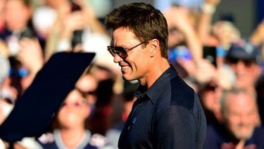 El exjugador de la NFL, Tom Brady, sonríe durante la ceremonia de revelación de su estatua antes del partido de pretemporada entre los Commanders y los Patriots en el Estadio Gillette, el 8 de agosto de 2025 en Foxborough, Massachusetts.&nbsp;