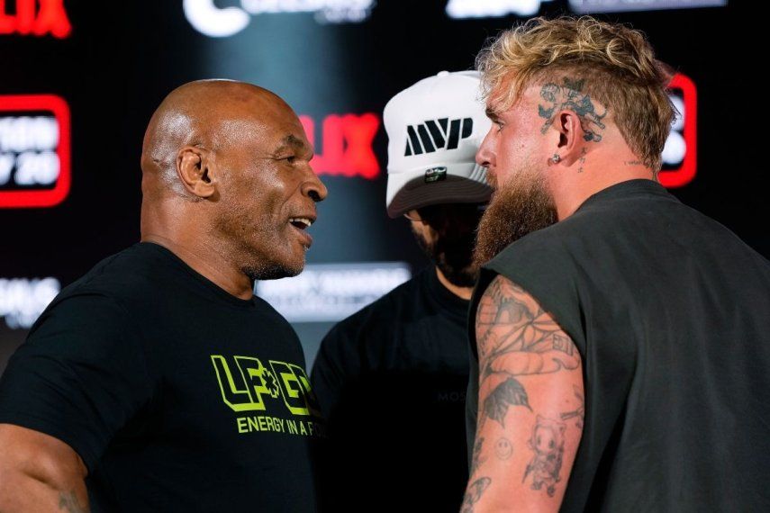 Mike Tyson (izquierda) y Jake Paul se ven cara a cara durante una conferencia de prensa promocionando su próximo combate de boxeo, el 16 de agosto de 2024, en Arlington, Texas.