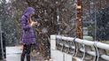Bridget Step revisa sus mensajes en Atlanta mientras cae nieve, el domingo 16 de enero de 2022.   