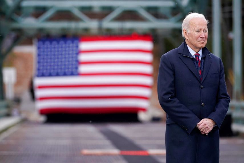 El presidente Joe Biden espera para hablar durante su visita al puente NH 175 sobre el río Pemigewasset. &nbsp;