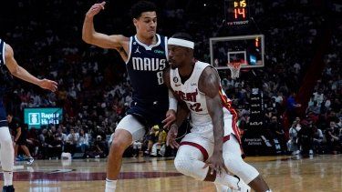 Jimmy Butler, alero del Heat de Miami, dribla a Josh Green, de los Mavericks de Dallas, en el encuentro del sábado 1 de abril de 2023 en la Arena del Heat de Miami.&nbsp;