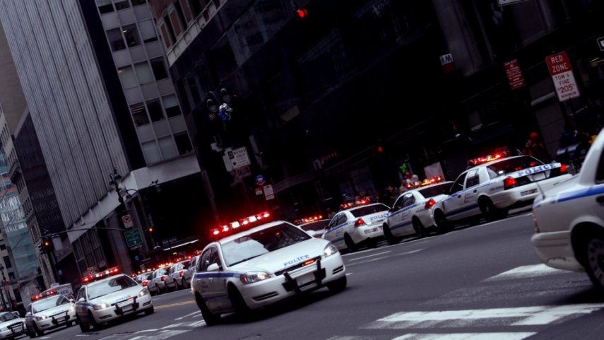 Patrullas de la policía rodean la escena donde ocurrieron los hechos.