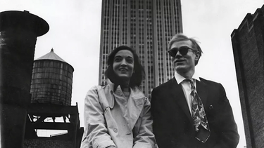 Marisol Escobar y Andy Warhol, juntos en Nueva York, con el emblemático edificio Empire State como telón de fondo.