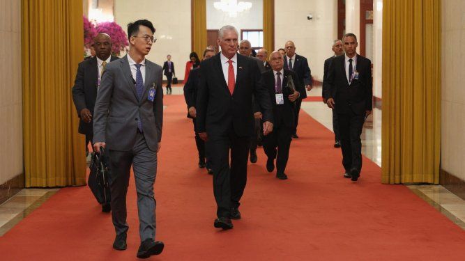 El dictador de Cuba, Miguel Díaz-Canel, llega a una reunión con el gobernante chino Xi Jinping en el Gran Palacio del Pueblo en Pekín.