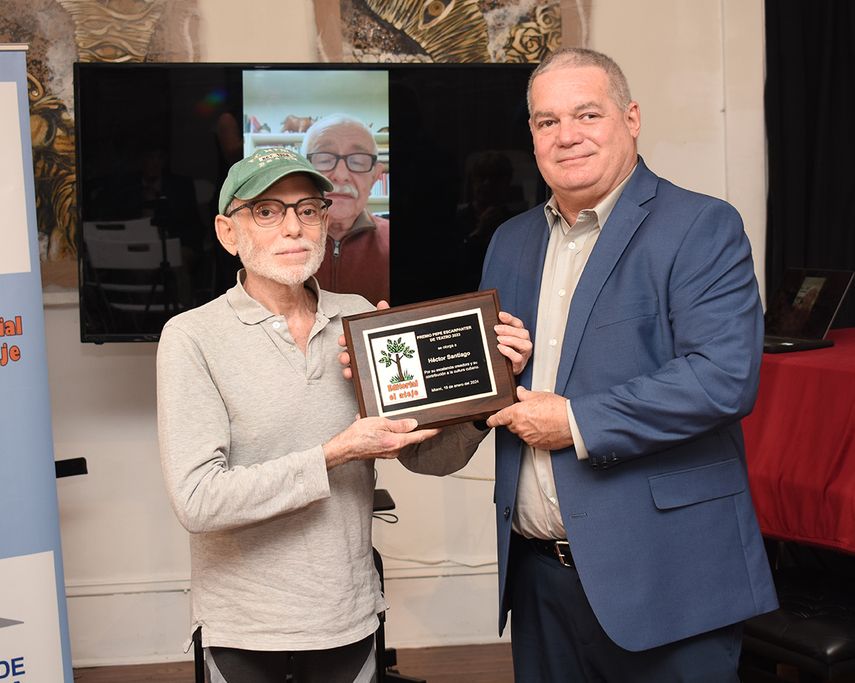 Héctor Santiago recibe su reconocimiento en la tercera edición del Premio Editorial El Ateje el 19 de enero de 2024, en el Miami Hispanic Cultural Arts Center, 111 SW 5th. Avenue, Miami, 33130.