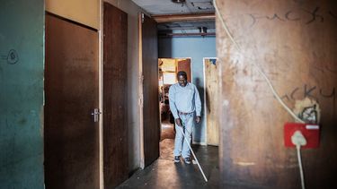 Jetro Gonese, de 60 a&ntilde;os, una persona ciega de Zimbabwe, camina por el pasillo del edificio en el que vive mientras usa su bast&oacute;n blanco, en el CBD de Johannesburgo, el 22 de junio de 2020.&nbsp;