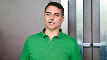 El senador brasileño e hijo del expresidente Jair Bolsonaro, Flavio Bolsonaro, habla con los medios en Brasilia el 7 de diciembre de 2025.