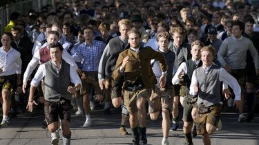 Varias personas corren para ser los primeros en entrar al recinto donde se celebra el 188vo Oktoberfest, en Munich, Alemania, el 16 de septiembre de 2023.&nbsp;