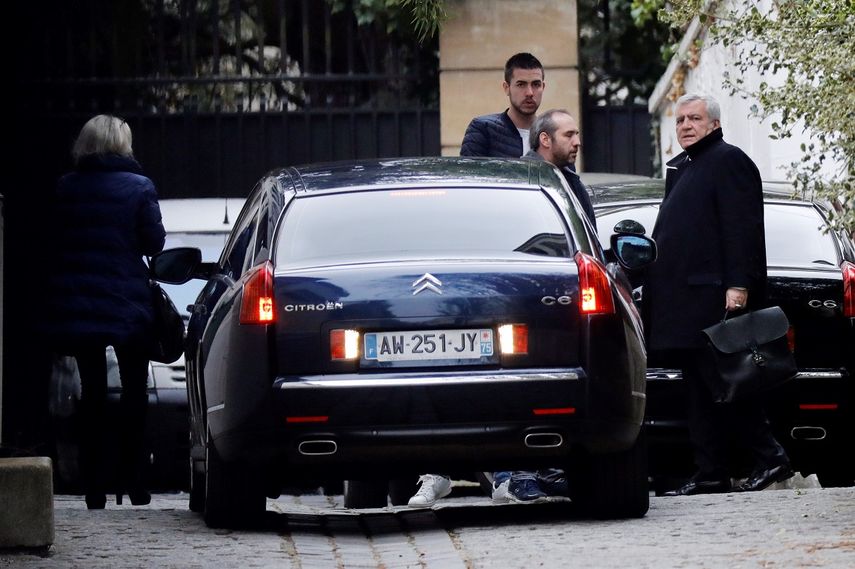 Thierry Herzog (d),&nbsp;abogado del expresidente Nicolas&nbsp;Sarkozy, llega a su domicilio en París.