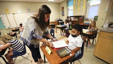 Una maestra y una alumna en la escuela Corinth Elementary School en Corinth, Mississippi, el 27 de julio del 2020.