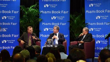El escritor H&eacute;ctor Mart&iacute;nez, el expresidente Leonel Fern&aacute;ndez (centro) y el autor Jimmy Sierra, durante la presentaci&oacute;n este domingo 12 de noviembre de&nbsp;Diccionario cultural dominicano&nbsp;en la Feria del Libro de Miami.&nbsp;
