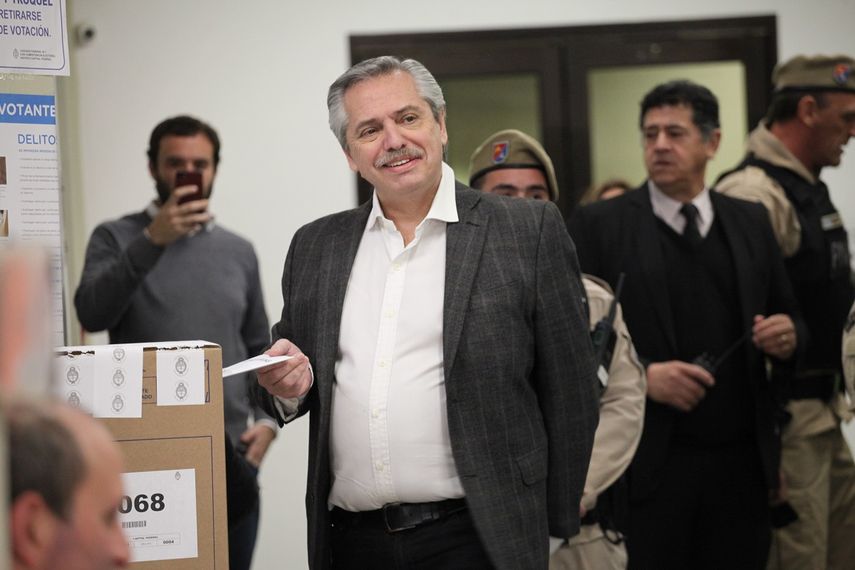 El candidato presidencial Alberto Fernández ejerce sus derecho al voto en las primarias argentinas este 11 de agosto de 2019.