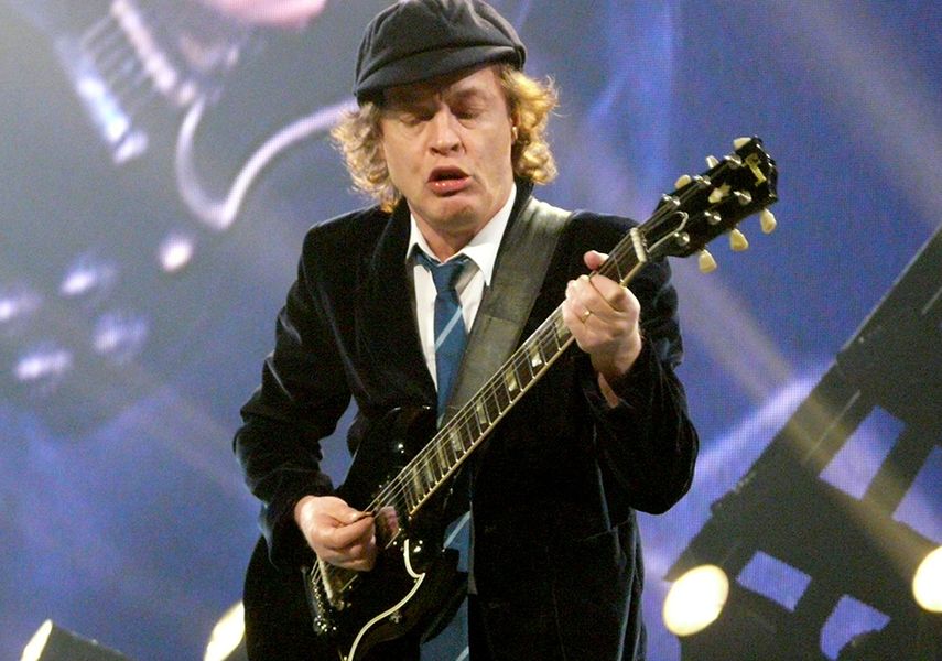 Angus Young toca la guitarra durante un concierto hace cuatro años. (CORTESÍA)