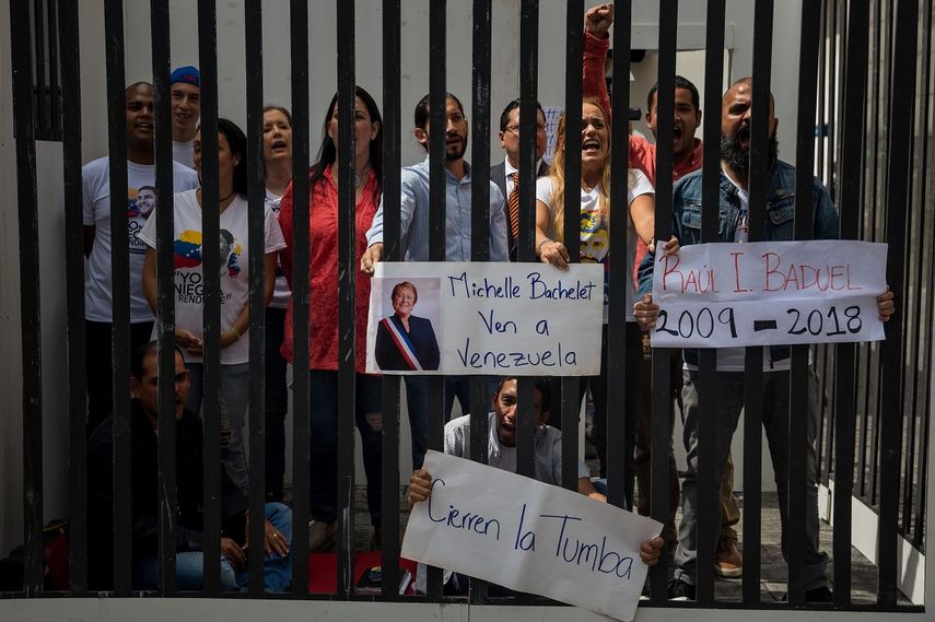 Lilian Tintori (3-izq.), esposa del líder opositor venezolano Leopoldo López, participa en una manifestación junto a familiares de presos políticos frente a la sede de la ONU en Caracas.