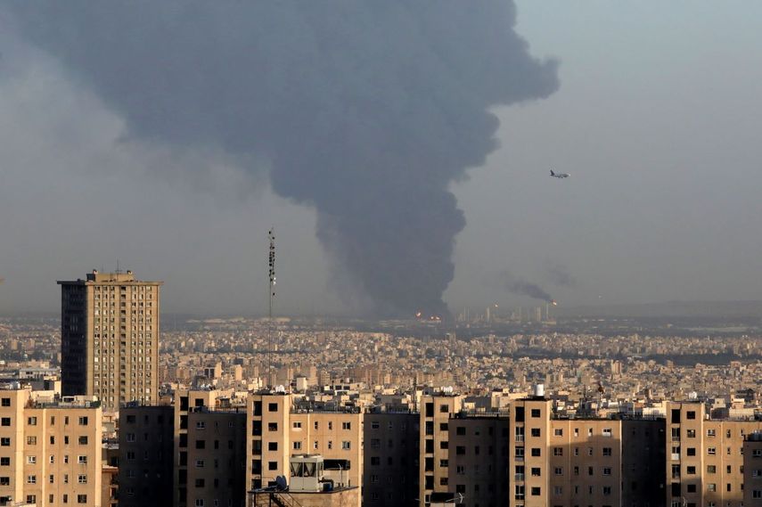 El incendio en la refinería petrolera cerca de Teherán, Irán.