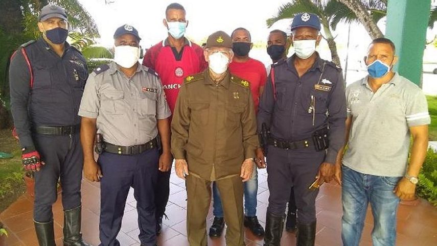 Ramiro Valdés condecoró a oficiales del Ministerio del Interior (MININT) que intervinieron en la represión contra las manifestaciones del 11J en la provincia de Santiago de Cuba.