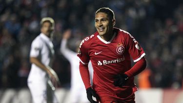 El delantero peruano Paolo Guerrero del Internacional de Brasil tras anotar el gol de la victoria 1-0 ante Nacional de Uruguay por los octavos de final de la Copa Libertadores en Montevideo, Uruguay, el miércoles 24 de julio de 2019.&nbsp;