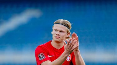 El noruego Erling Haaland hace gestos durante un partido de fútbol de clasificación del Grupo G para la Copa Mundial 2022