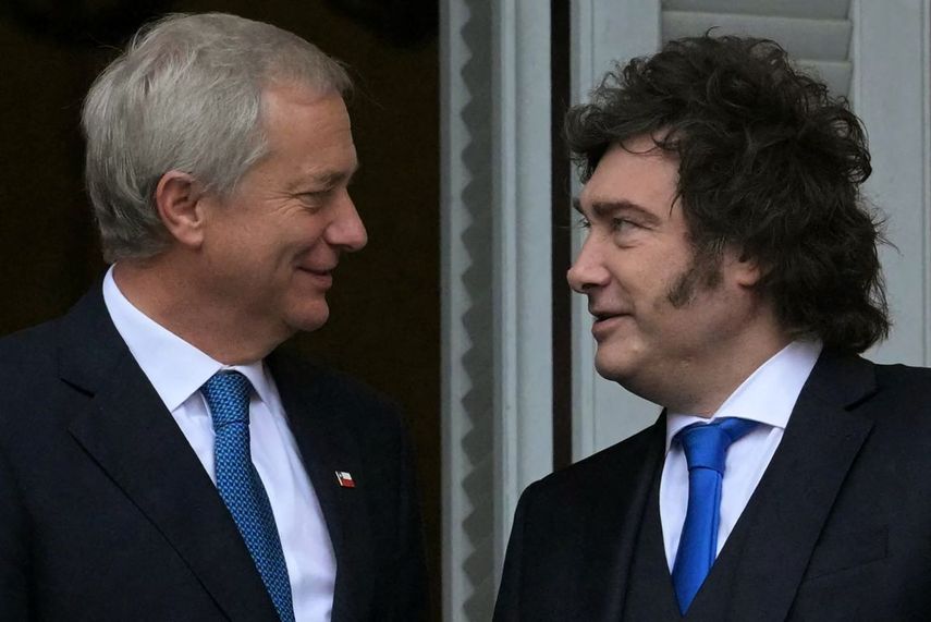 El presidente de Chile, José Antonio Kast (izquierda), y el presidente de Argentina, Javier Milei, se miran en el balcón del palacio de gobierno Casa Rosada después de una reunión, en Buenos Aires, el 6 de abril de 2026.