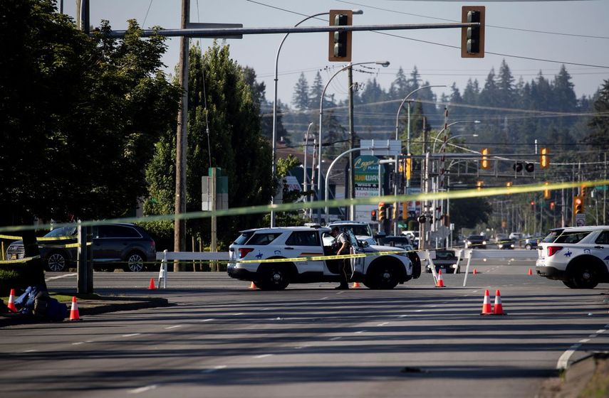 Un policía monta guardia afuera de un vehículo en el cierre de la calle en el lugar de un tiroteo en Langley, Canadá, el lunes 25 de julio de 2022.&nbsp;