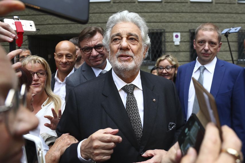 En esta fotograf&iacute;a de archivo del 25 de agosto de 2019 Pl&aacute;cido Domingo platica con admiradores en la &oacute;pera Festspielhaus tras interpretar Luisa Miller de Giuseppe Verdi en Salzburgo, Austria.&nbsp;