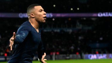 Kylian Mbappé, del París Saint-Germain, festeja luego de anotar el segundo tanto en el partido ante el Estrasburgo, el miércoles 28 de diciembre de 2022&nbsp;