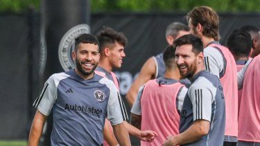 El delantero argentino del Inter Miami, Lionel Messi (D) y el defensa español Jordi Alba entrenan con compañeros de equipo en el Florida Blue Training Center junto al estadio DRV PNK en Fort Lauderdale, Florida, el 29 de agosto de 2023. &nbsp;