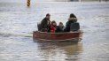 Una mujer y dos niños que estaban varados debido a las inundaciones son rescatados por un voluntario con un bote en Abbotsford, Columbia Británica, el 16 de noviembre de 2021. Las autoridades describieron como devastador el daño causado por varios días de lluvias, que provocaron inundaciones y aludes de lodo. Una mujer y dos niños que estaban varados debido a las inundaciones son rescatados por un voluntario con un bote en Abbotsford, Columbia Británica, el 16 de noviembre de 2021. Las autoridades describieron como devastador el daño causado por varios días de lluvias, que provocaron inundaciones y aludes de lodo.