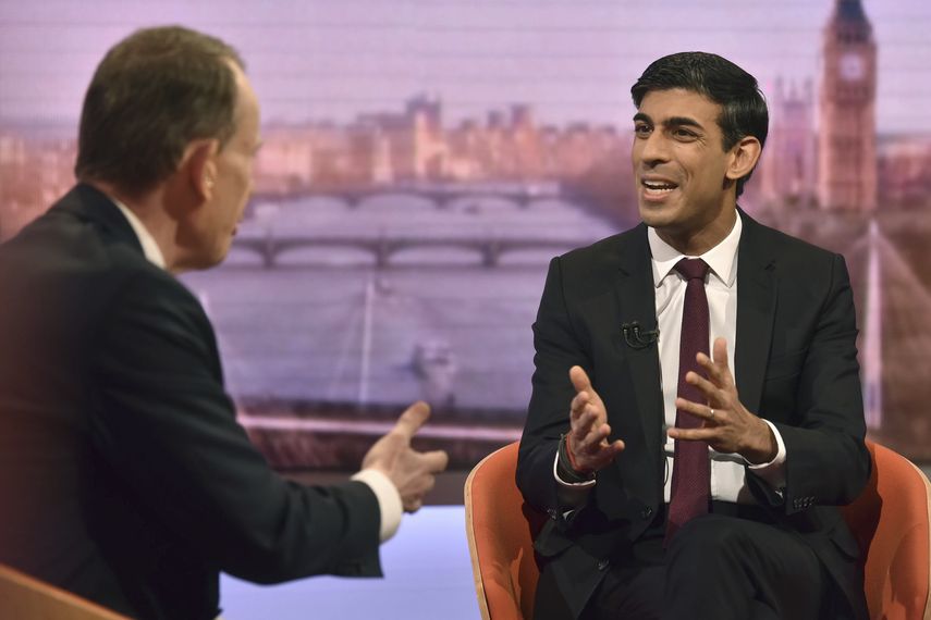 El ministro brit&aacute;nico de finanzas Rishi Sunak habla con el host Andrew Marr durante su aparici&oacute;n en un programa pol&iacute;tico de la BBC llamado The Andrew Marr Show en Londres.