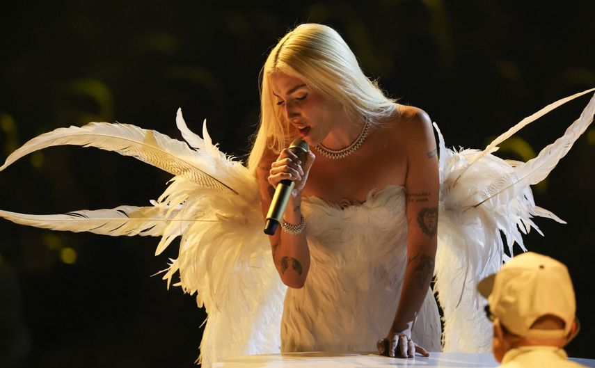 La cantautora estadounidense-venezolana Elena Rose actúa en el escenario durante la 26.ª edición de los Premios Latin Grammy en el MGM Grand Garden Arena de Las Vegas, Nevada, el 13 de noviembre de 2025.&nbsp;