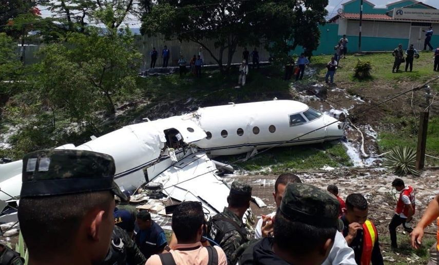 Vista del jet ejecutivo con matrícula de EEUU accidentado al salirse de la pista del aeropuerto Toncontín, en Tegucigalpa, Honduras.
