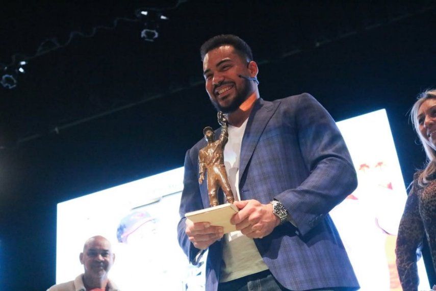 Venezolano Anthony Santander recibe el premio Luis Aparicio a mejor pelotero criollo del 2024 en la MLB