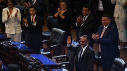 Ernesto Castro saluda luego de ser reelegido como presidente de la Asamblea Legislativa de El Salvador para el periodo 2024-2027.