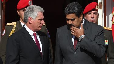 El dictador venezolano, Nicolás&nbsp;Maduro&nbsp;(der.), habla con el designado gobernante cubano, Miguel&nbsp;Díaz-Canel&nbsp;(izq.), el miércoles 30 de mayo de 2018, en Caracas, Venezuela.&nbsp;