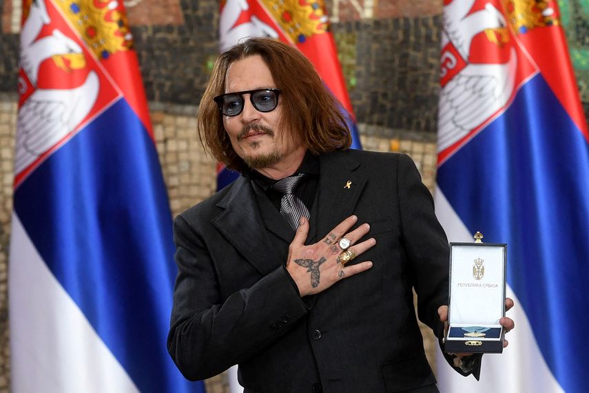 Una fotografía tomada y publicada el 15 de febrero de 2022 por el Servicio de Prensa Presidencial de Serbia muestra al actor estadounidense Johnny Depp recibiendo la Medalla de Oro al Mérito de la República de Serbia durante una ceremonia de premiación del Día de la Estadidad en Belgrado. &nbsp;