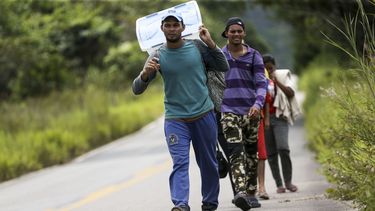 Grupo de venezolanos caminan por una carretera en el estado Roraima en la Amazonía brasileña el 22AGO18,