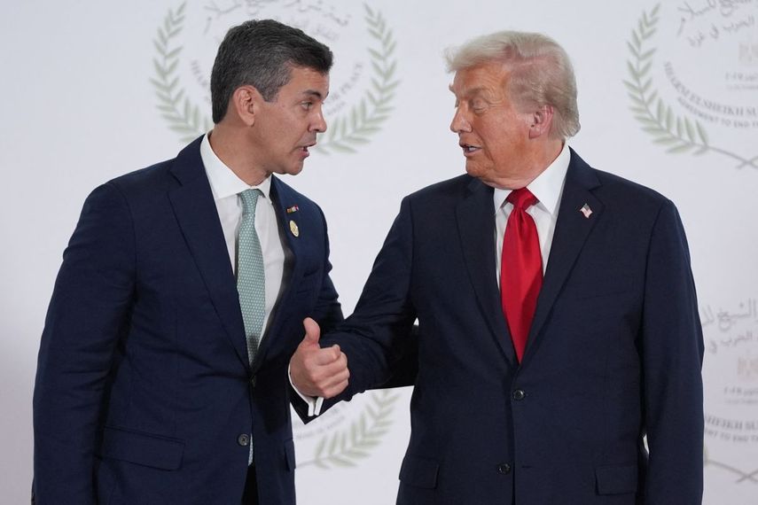 El presidente de Estados Unidos, Donald Trump, saluda al presidente de Paraguay, Santiago Peña, durante una cumbre sobre Gaza en Sharm el-Sheij el 13 de octubre de 2025. El Congreso de Paraguay aprobó el 10 de marzo de 2026 un acuerdo con Estados Unidos que permite la presencia de personal militar estadounidense en el país sudamericano con inmunidad similar a la diplomática, algo que la oposición criticó como una cesión de soberanía.