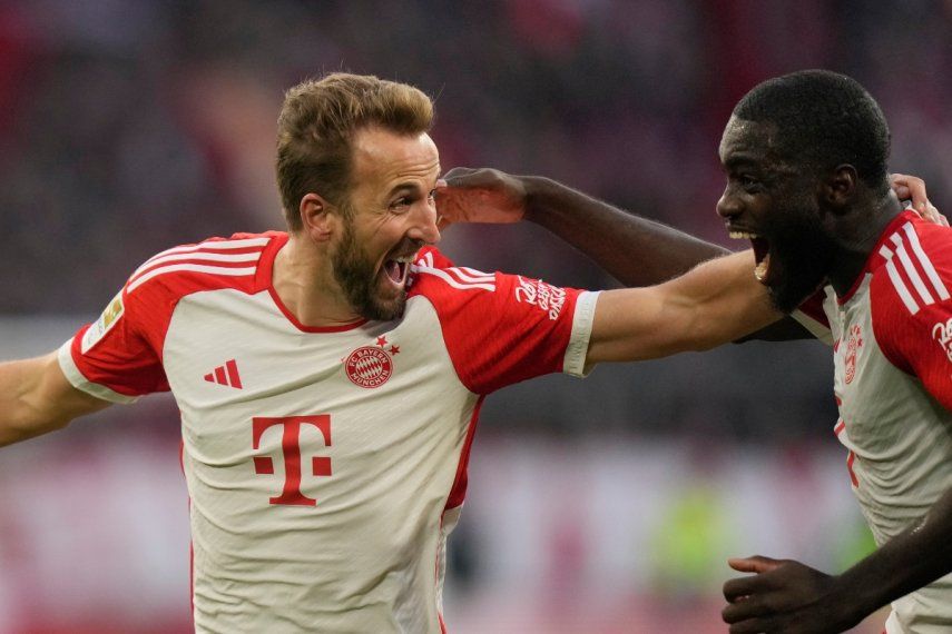 Harry Kane del Bayern Múnich celebra con su compañero Serge Gnabry tras anotar el primer gol de su equipo en el encuentro de la Bundesliga ante el Heindeim en Múnich, el sábado 11 de noviembre del 2023.