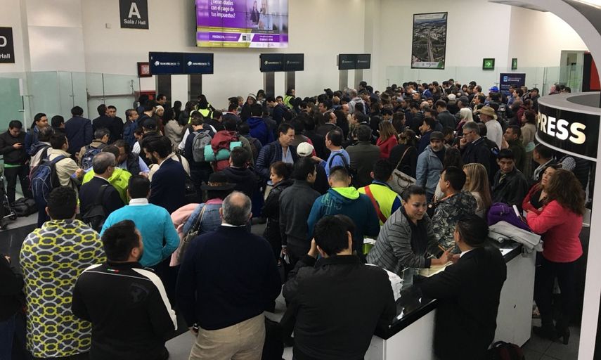 Así se ve la sala de salidas de @Aeromexico conect, gracias a la huelga de ciertos pilotos, escribió en su cuenta de Twitter @operezmxg.