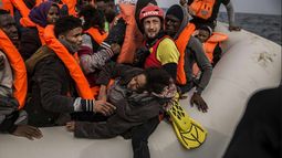 Proactiva Open Arms insiste en que no puede permitir que los migrantes sean devueltos a Libia, donde se enfrentan a torturas y abusos, y dice que su único crimen es salvar a las personas.