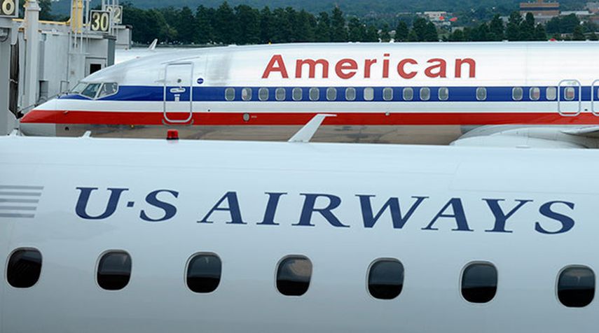 En esta imagen de archivo, un avión de American Airlines y otro de US Airways estacionados en el Aeropuerto Nacional Ronald Reagan de Washington. (Foto AP/Susan Walsh)