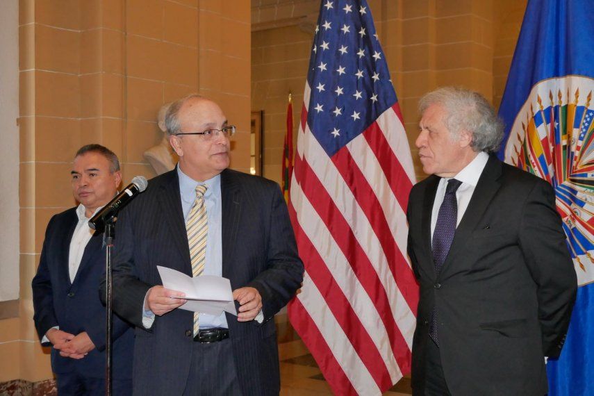 El embajador de Estados Unidos en la OEA, Frank Mora y el secretario general del organismo Luis Almagro.